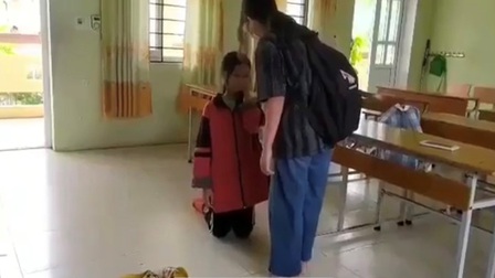 Nữ sinh Lạng Sơn bị bạn tát liên tiếp vào mặt, bắt quỳ giữa lớp học