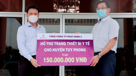 Bình Thuận: Trao tặng thiết bị y tế cho công tác phòng chống dịch COVID-19