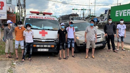 Lợi dụng xe cấp cứu đưa 6 người qua chốt kiểm dịch tại Đồng Nai