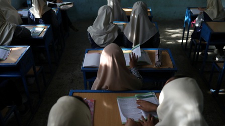 Taliban sẽ sớm cho phép nữ sinh được tới trường