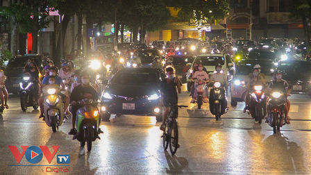 Trung tâm Hà Nội ùn tắc đêm Trung thu: Cảnh báo người dân không lơ là phòng, chống dịch COVID-19