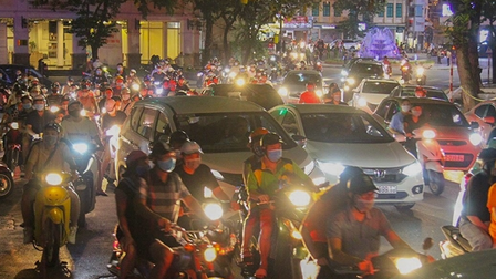 Dân đổ ra đường đêm Trung thu: Thành quả chống dịch của Hà Nội bị thách thức lớn