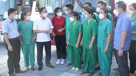 Gần 300 y, bác sĩ ‘thần tốc’ chi viện cho Hà Nam chống dịch
