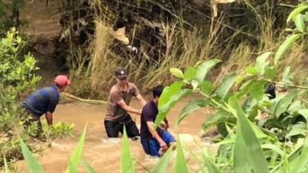 Gia Lai: Rơi từ trên cầu xuống suối, 3 cha con bị đuối nước