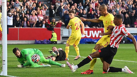 Brentford 3-3 Liverpool: Liverpool lên đỉnh bảng trong run rẩy