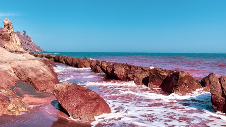 Bãi biển màu đỏ rực thu hút du khách tại Iran