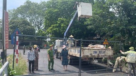Hà Nội: Người dân không di chuyển qua các cầu có chốt cứng rào chắn