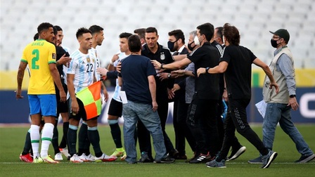 Cảnh sát vào sân trục xuất cầu thủ, trận Brazil vs Argentina thành thảm họa