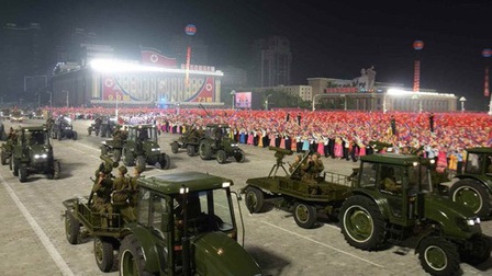 Triều Tiên duyệt binh lúc nửa đêm, trình làng vũ khí mới
