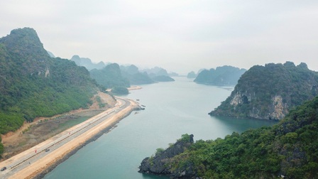 Quảng Ninh: Người dân háo hức check in hầm xuyên núi, cầu mới ngày đầu năm