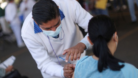 Vaccine ngừa Covid-19 đã giúp cứu sống 240.000 người Mỹ trong nửa đầu năm 2021