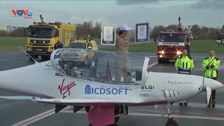 Nữ phi công trẻ nhất hoàn thành chuyến bay vòng quanh thế giới một mình