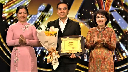 Cố ca sĩ Phi Nhung, MC Quyền Linh được vinh danh tại Lễ trao giải Mai Vàng lần thứ 27