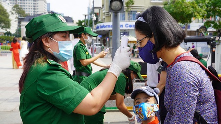 Khách tham quan đường hoa Nguyễn Huệ buộc phải đeo khẩu trang