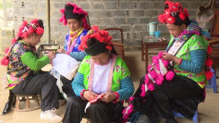 Độc đáo và cầu kỳ bộ trang phục của phụ nữ Mông trắng