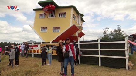 Ngôi nhà lộn ngược ở Colombia thu hút du khách