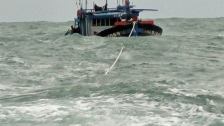 Giải cứu 6 người dân gặp nạn trên biển ở Kiên Giang