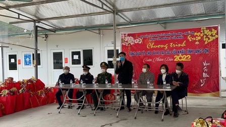 Lạng Sơn: Tặng quà hàng trăm lái xe đón Giao thừa tại các cửa khẩu