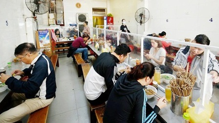 Hà Nội: Quận Tây Hồ nới lỏng nhiều hoạt động, quán được bán ăn uống tại chỗ