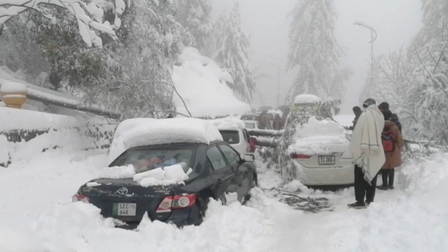 Pakistan: 21 người chết rét trong ô tô do tắc đường vì mưa tuyết