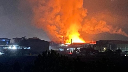 Cháy ngùn ngụt tại công ty giấy ở Bắc Ninh