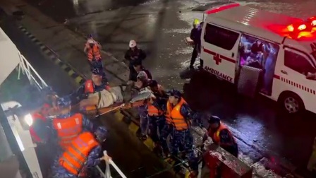 Tàu Cảnh sát biển đưa 4 bệnh nhân Lý Sơn vào bờ cấp cứu