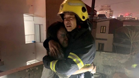 Cứu nhiều người mắc kẹt trong đám cháy nhà 6 tầng ở Hà Nội