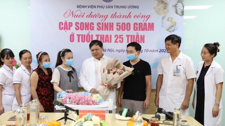 Nuôi dưỡng thành công cặp song sinh 500 gam ở tuổi thai 25 tuần