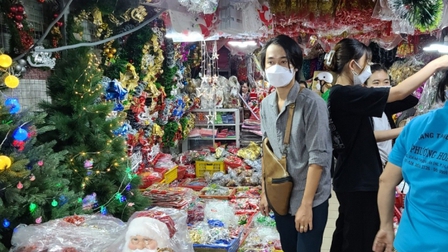 Thị trường trang trí Noel tại TP.HCM: Sức mua giảm, hàng giá rẻ lên ngôi