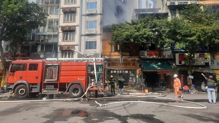 Dập tắt đám cháy tại phố Hàng Bông, Hà Nội