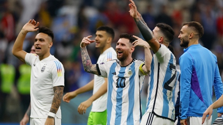 Messi cười mãn nguyện sau khi đưa Argentina vào chung kết World Cup 2022