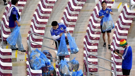 Vì sao người Nhật Bản luôn dọn rác sau các trận World Cup ở Qatar?