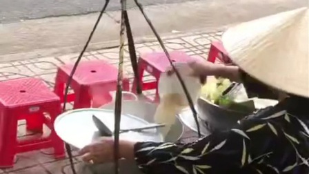 Khánh Hòa: Xác minh người bán hàng rong đổ thức ăn thừa vào nồi nước lèo