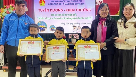 Quảng Trị: Khen thưởng 3 học sinh nhặt được của rơi trả người đánh mất