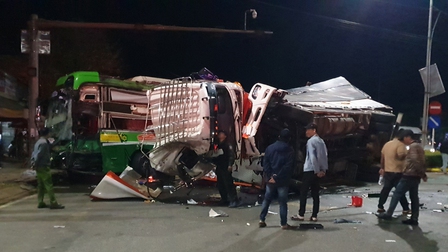 Bình Phước: Tai nạn xe khách và xe tải, hàng chục hành khách bị thương
