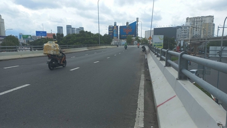 TP.HCM cho phép xe máy lưu thông trên cầu vượt Nguyễn Hữu Cảnh