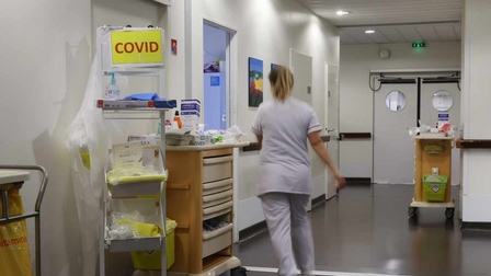 Pháp kêu gọi người dân tăng cường phòng dịch và tiêm vaccine Covid-19
