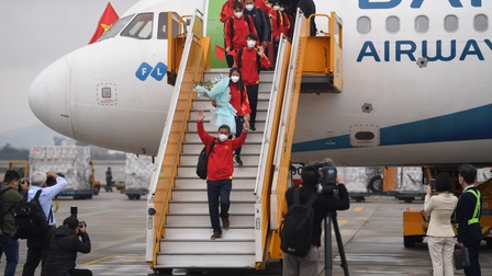 Khoảnh khắc ĐT nữ Việt Nam hân hoan về đến sân bay Nội Bài trong niềm vui chiến thắng
