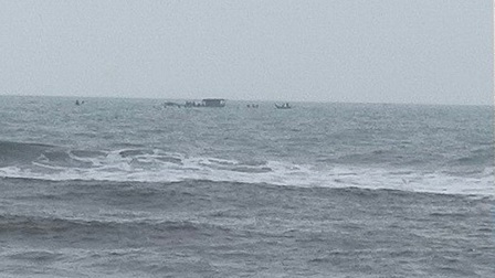 Quảng Trị: Phát hiện tàu không số, không có người trôi dạt trên biển
