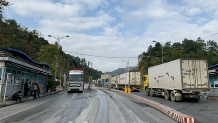 Lạng Sơn: Gần 1.600 xe hàng chờ làm thủ tục thông quan tại các cửa khẩu