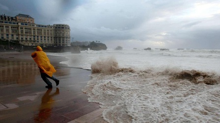 Pháp ban bố tình trạng thảm hoạ tại miền Bắc do bão Eunice