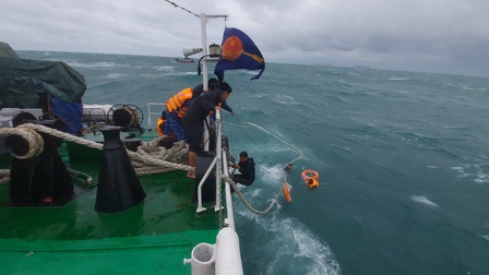 Kịp thời cứu sống 9 ngư dân Lý Sơn bị chìm tàu