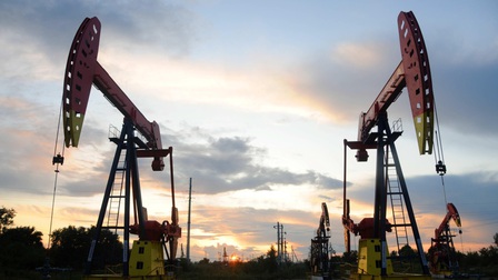Lần đầu tiên trong 7 năm qua, giá dầu vượt mốc 100 USD/thùng