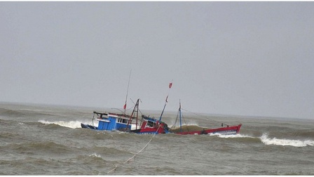 Hà Tĩnh: Chìm thuyền trên biển, 14 ngư dân được đưa vào bờ an toàn