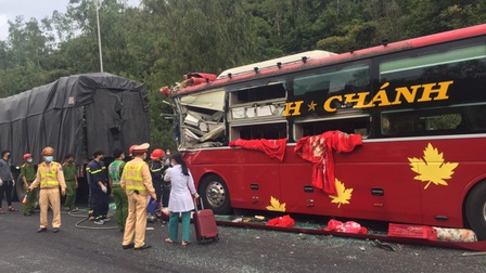 Phú Yên: Xe khách tông đuôi xe đầu kéo, 1 người chết, 10 người bị thương