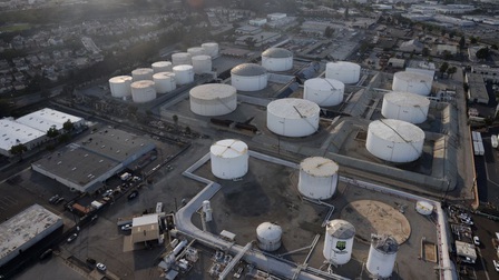 Giá dầu thế giới tiếp tục biến động mạnh do cuộc khủng hoảng tại Ukraine