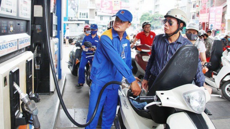 Giá xăng dầu giảm hơn 600 đồng/lít chuỗi tăng kỷ lục