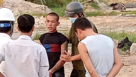 Tạm giữ hình sự người đã điều khiển xe múc đập nát 2 ô tô ở Bình Thuận