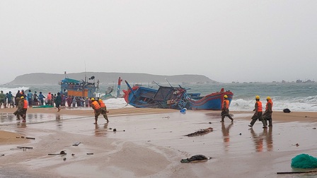 Phú Yên: Sóng lớn đánh chìm, hư hỏng hơn 50 tàu cá