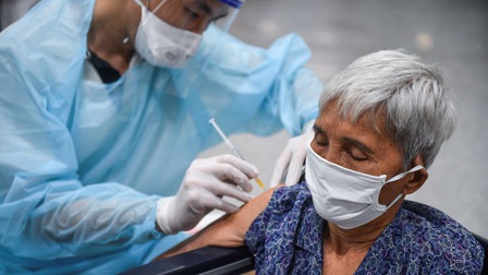 Mũi vaccine COVID-19 thứ 4 có thể giảm 75% nguy cơ tử vong ở người trên 60 tuổi